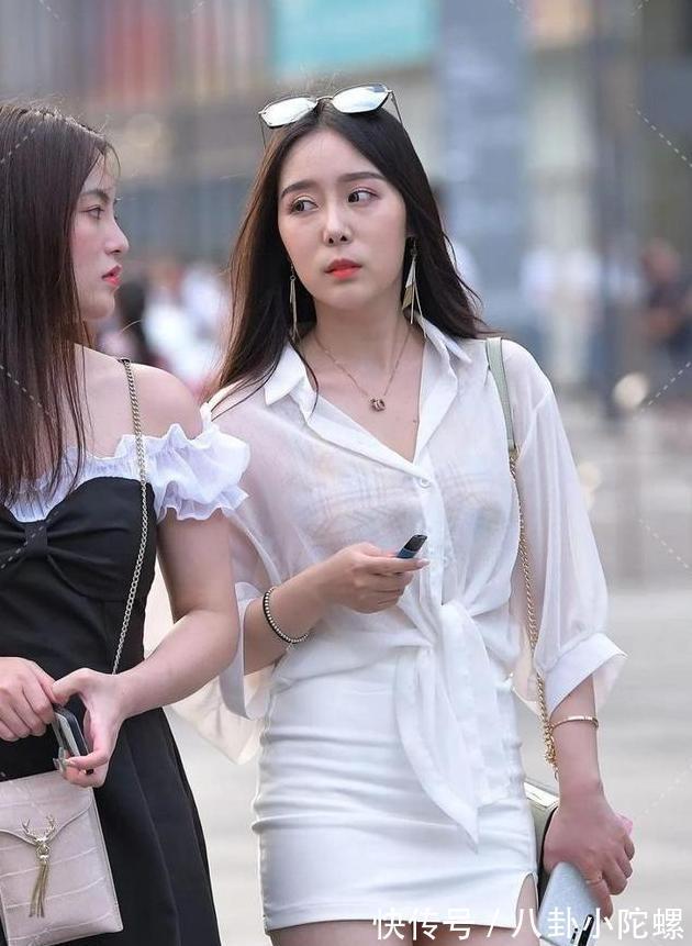 高跟鞋 纯白色网纱雪纺衫搭配超紧身小短裙,骨感迷人,尽显大长腿