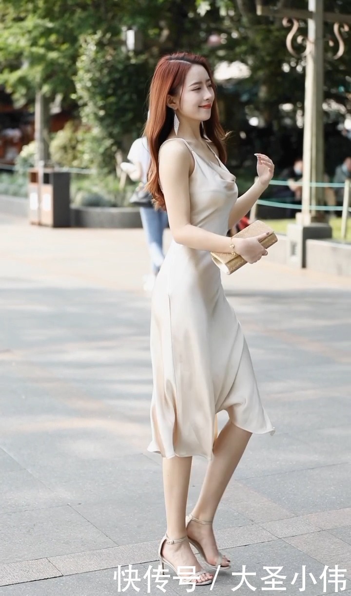 美女街拍御姐风的小姐姐,微卷长发显气质,丝滑绸缎连衣裙太衬好身材