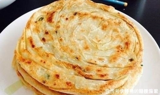 电饼铛烙饼总发硬厨师教你一招,简单又实用,面饼放凉也不变硬