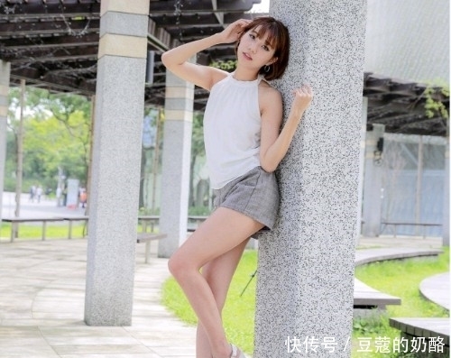 婀娜多姿|街拍:婀娜多姿的白衣小姐姐,妩媚迷人,勾勒出性感的身材