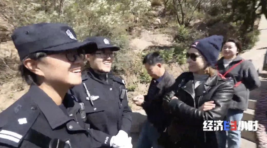 吴月云|致敬人民警察！6名女警组成“长城卫士”！小挎包藏着温暖…