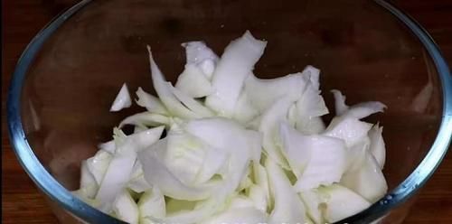 炒大白菜时，马上下锅就错了！大厨教你一招，鲜嫩脆爽、不出水