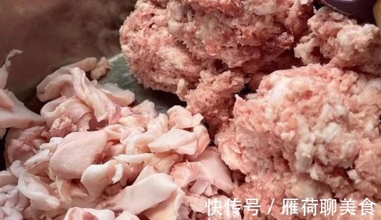 细嫩|做腊肠时,盐的配比最关键!30年大厨教你,肉质鲜香细嫩,好吃