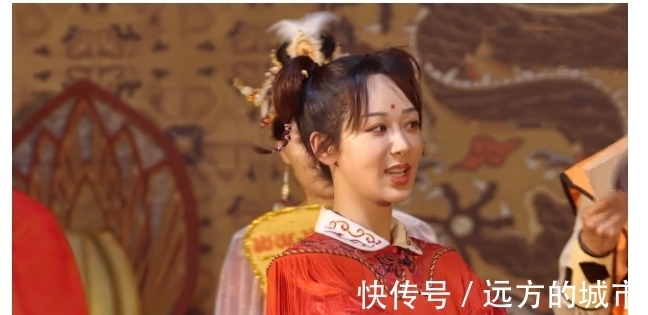 高能少年团|杨迪模仿猪八戒背媳妇，杨紫仗义配合，手放的位置是女友专属