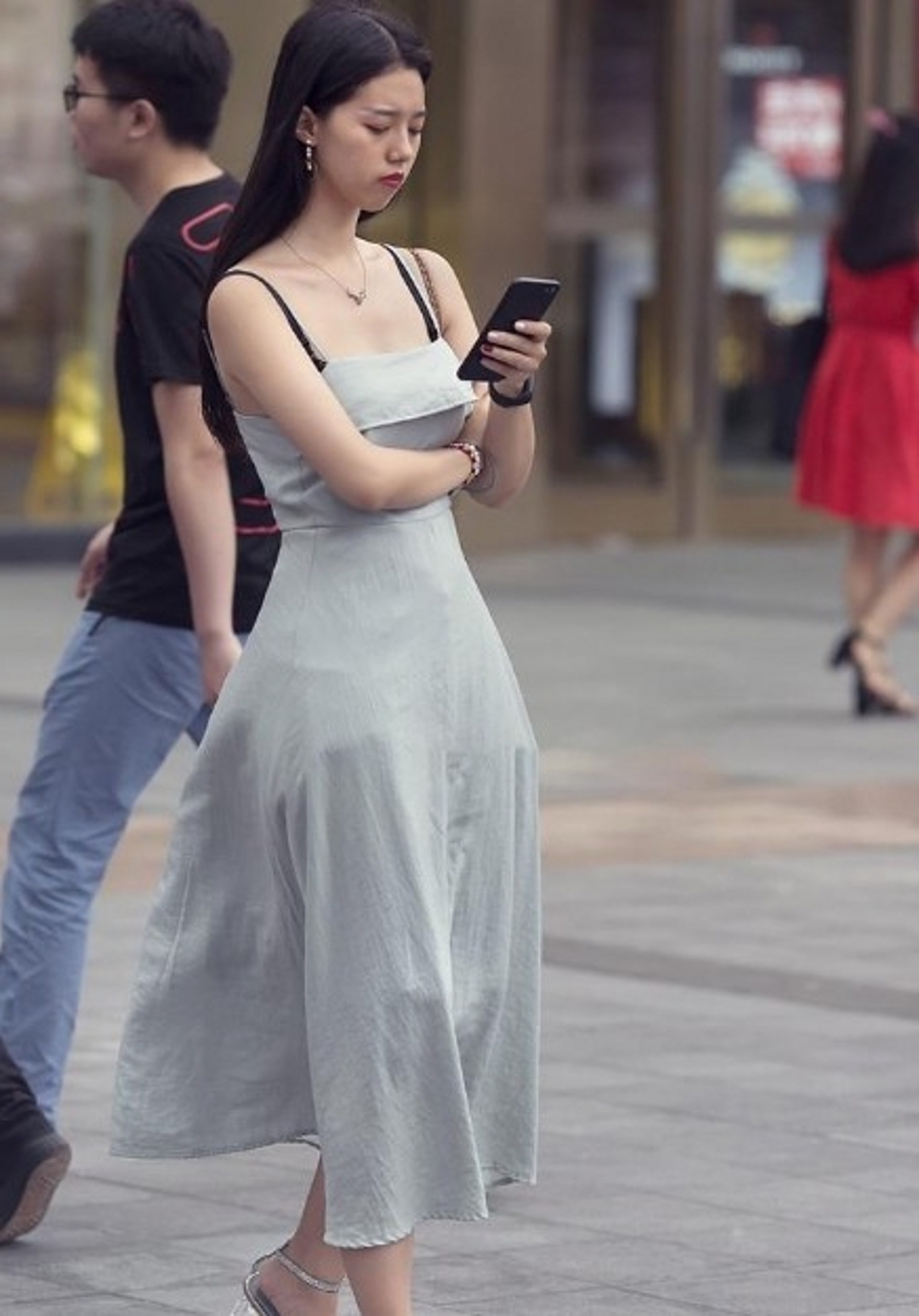 美女选择了一条灰色吊带裙，随性美上线