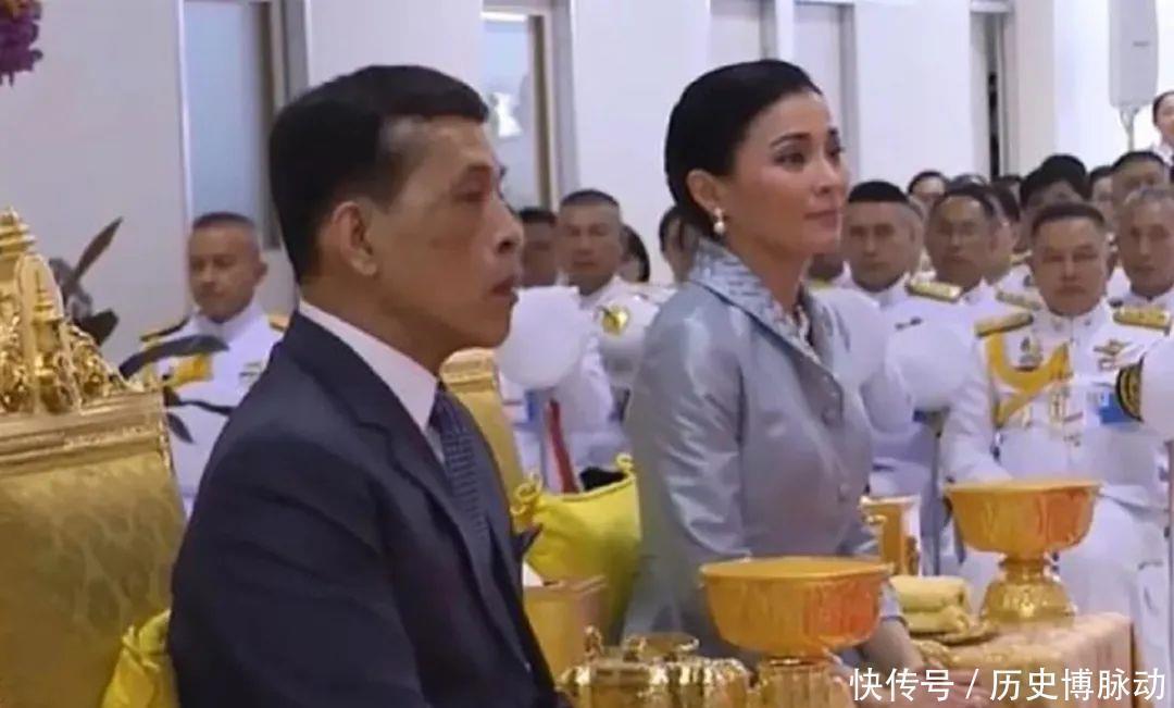 国王|41岁苏提达有子底气足,不愿再趴地跪泰王,还拉起了下跪的帕公主