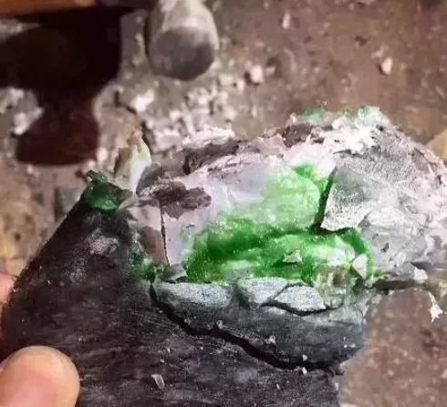 石膏|200万翡翠原石一刀切下去,帝王绿看不到,现一块块石膏