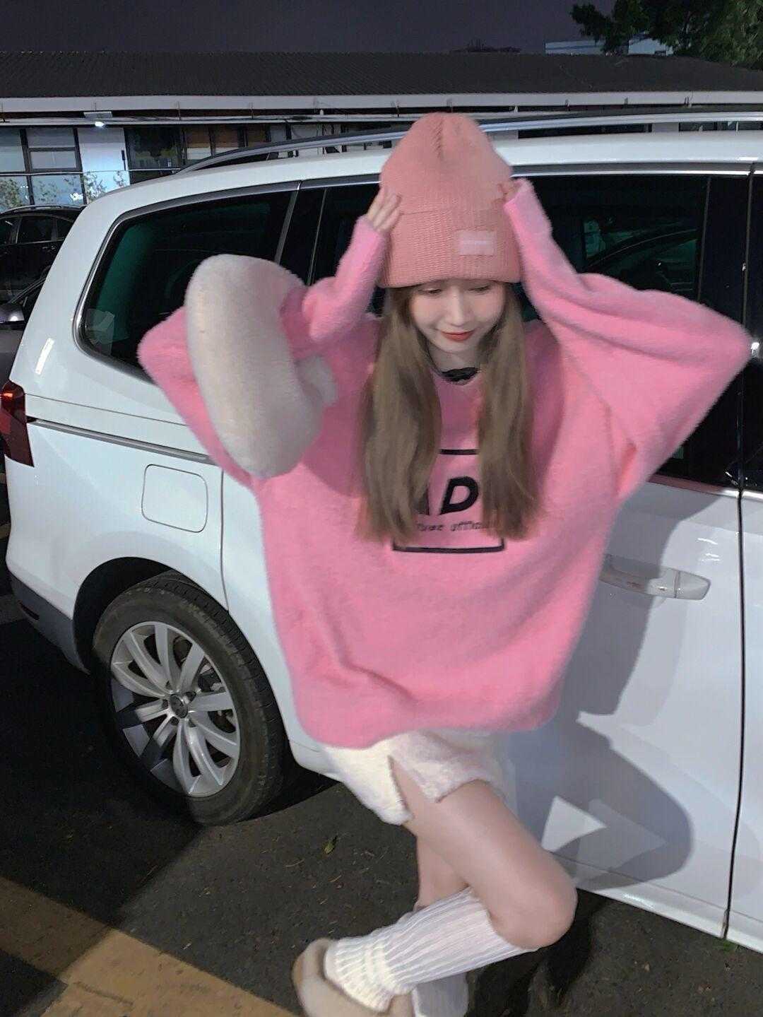 qq秀|开春不知道怎样穿?用粉色毛衣搭配这几条下装,真的封神了