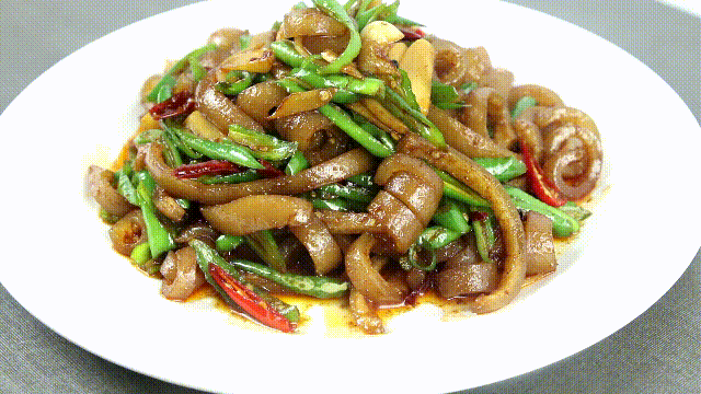 猪蹄|猪皮千万别丢掉了！只香不油腻的青椒炒猪皮，味道胜过大猪蹄