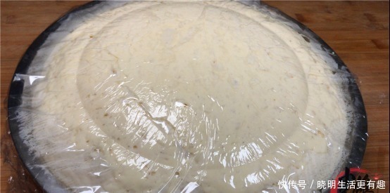 和面时,别只会加酵母,只要滴一滴,8分钟快速满盆又白又香软!