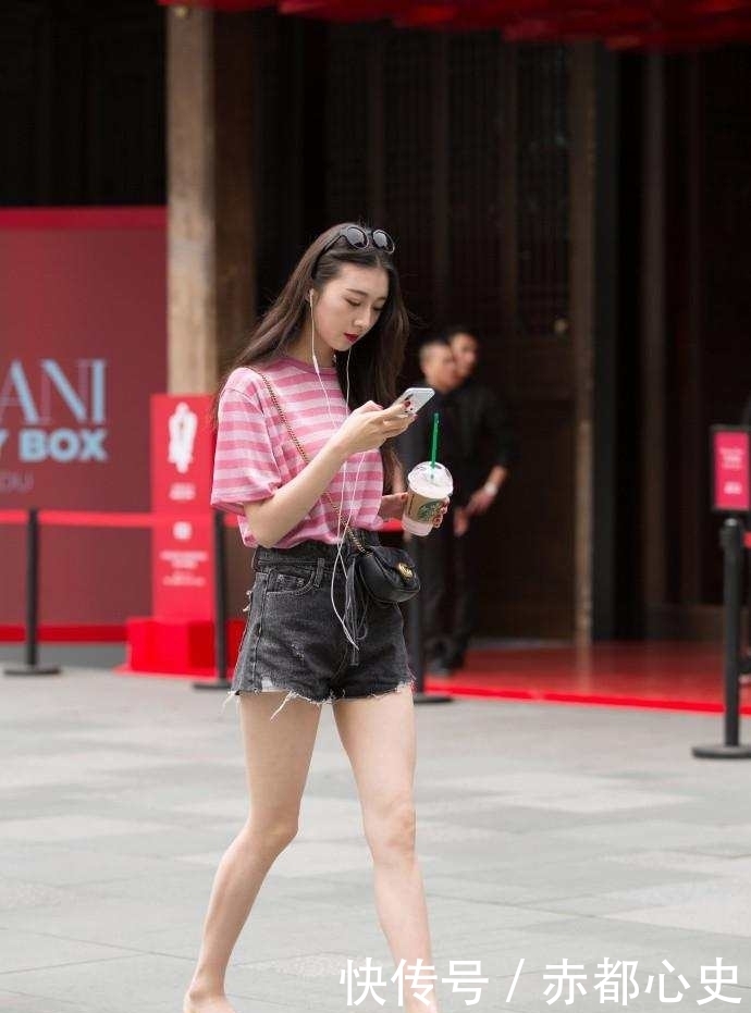 面带笑容|街拍:面带笑容,颜值干净美丽的小仙女,如小家碧玉,时尚亮眼!