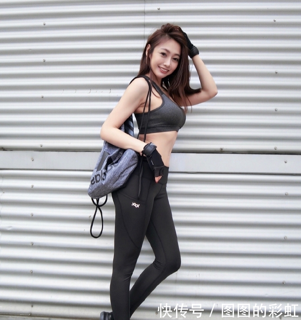 美女|街拍:美丽大方性感的美女,丰腴有致,舒适简约的人气穿搭!