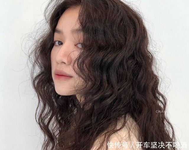 小熊|2021发型趋势慵懒羊毛卷、率性赫希发、甜酷翘短发……赶紧来看看