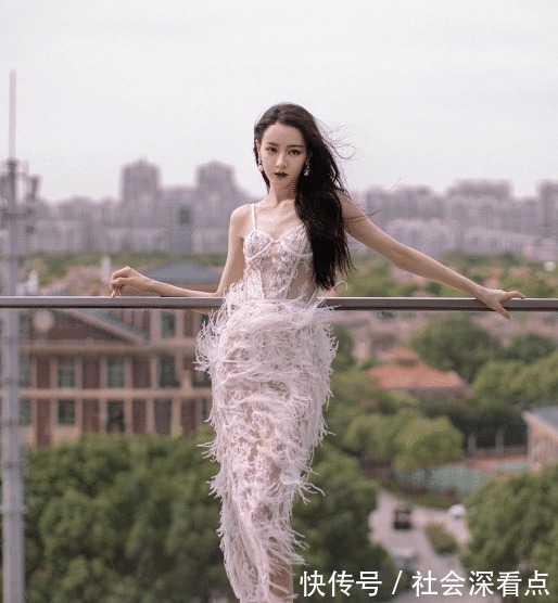 性感|迪丽热巴腰臀比绝了,身穿白色镂空羽毛裙,裸色内里设计够大胆!