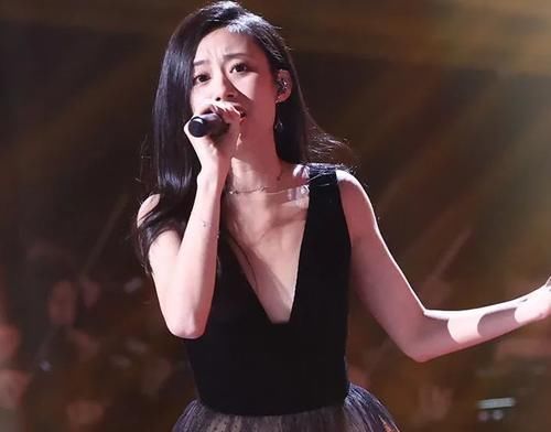 中国好声音五强争霸赛,伍珂玥全场第一,“爱哭鬼”王靖雯第二