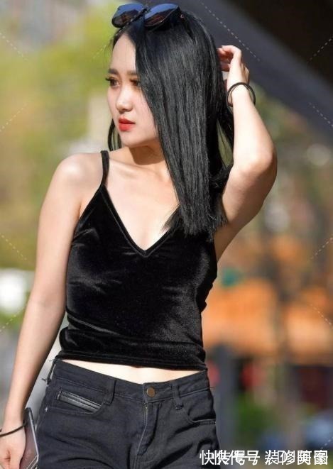 外套 黑色紧吊带搭配黑色短宽松牛仔打底裤,简洁利落,更具时尚感!