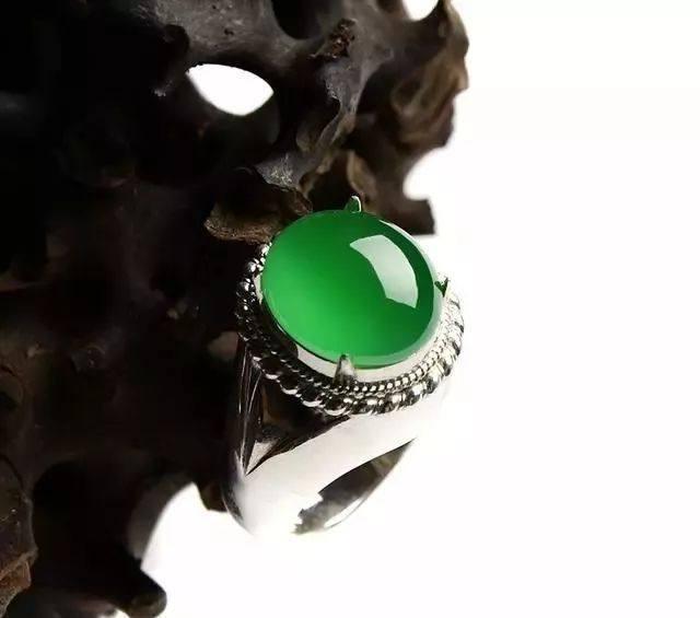 中国艺术品|他的藏品就卖出了8亿多天价死后只带走一枚翡翠戒指