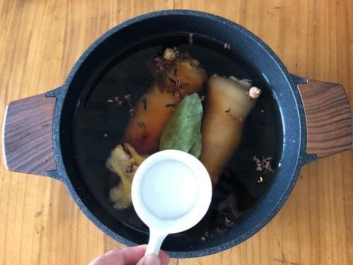 给猪蹄去腥,有人用姜有人用料酒,告诉你正确方法,做完太香了