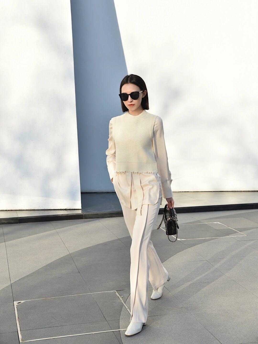 牛仔裙 早春职场怎么穿更洋气?借鉴这几组搭配方式,简约日常又有气场