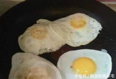 下锅|煎荷包蛋,别直接下锅煎,学会2个小技巧,鸡蛋不散不粘锅