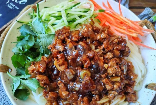 炸酱面好吃有窍门,大口吃才叫过瘾,酱香浓郁,一碗都不够吃