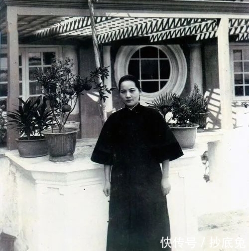 一流棒#爱穿旗袍的宋庆龄,写得一手精妙的书法,行书赵骨颜韵,洒脱奔放