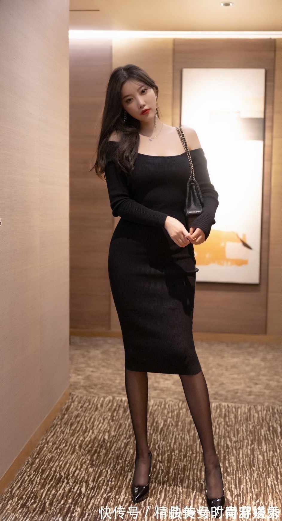 针织连衣裙 黑色针织连衣裙神秘感十足,大开领的设计性感迷人,展现优雅身姿