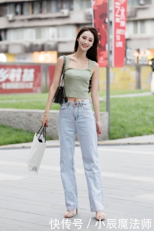 小姐姐爱穿性感吊带,露出性感水蛇腰,甜美的笑容让人心醉