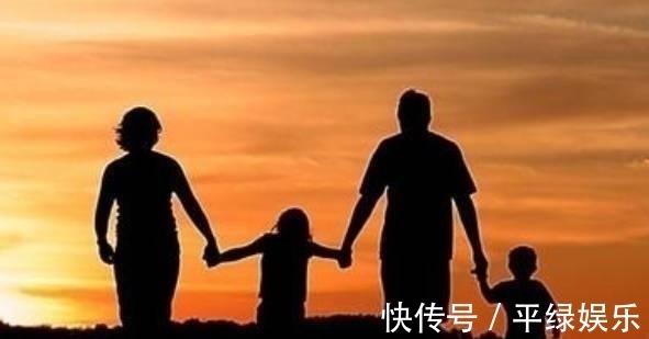 老婆|爸爸帮孩子补作业,遭老婆拍视频举报,这样的家庭教育不可取!