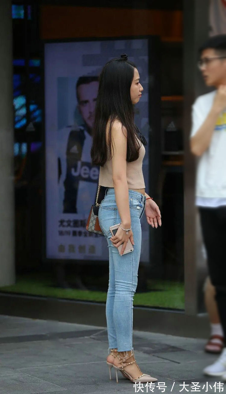 穿搭|美女街拍:绿色衬衫搭配牛仔裤轻熟又温柔,不仅不缺乏时髦度,还时尚优雅