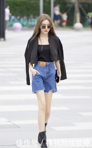 风格|酷女孩的夏日穿搭,黑色背心搭配牛仔裤,宛若一个国际超模