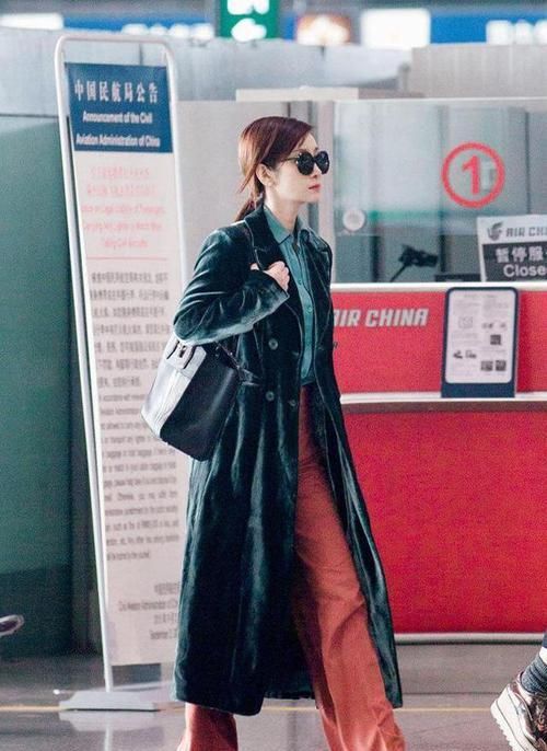  别总|40多岁的女人别总穿羽绒服！多试试这4款外套，时髦保暖又洋气