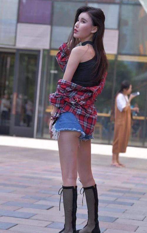 街拍小姐姐镂空靴和高跟鞋搭配衣服,款式非常新颖独特