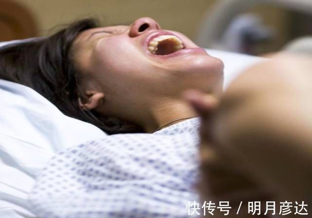小莫|顺产时遭实习医生围观,孕妈一句话霸气回怼,但已经为时已晚
