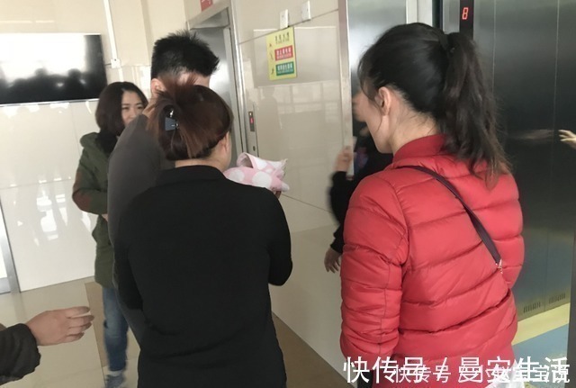 宝宝|宝宝出生谁抱像谁?舅舅“抢头彩”,爸爸没地位,看到颜值明白了