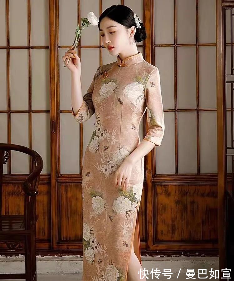 风情 一片落叶知一秋,时尚走优雅秋日路线,长款旗袍勾勒出万种风情