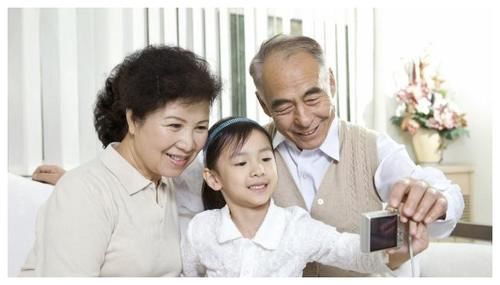 西红柿|岁数大了容易有老年斑？若能做好3件事，或许老了也干干净净