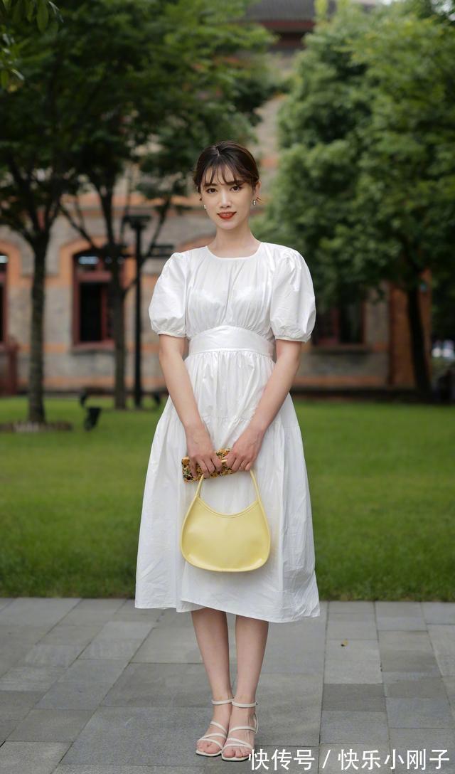 深色系 连衣裙的穿搭合身又不紧身,更加凸显身高,溢出高级感