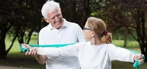 103岁老人抽烟喝酒不运动,长寿秘诀从不碰一事