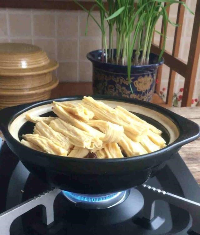 泡腐竹，可别放入水里就泡，饭店都是这么泡，既简单又快速还筋道