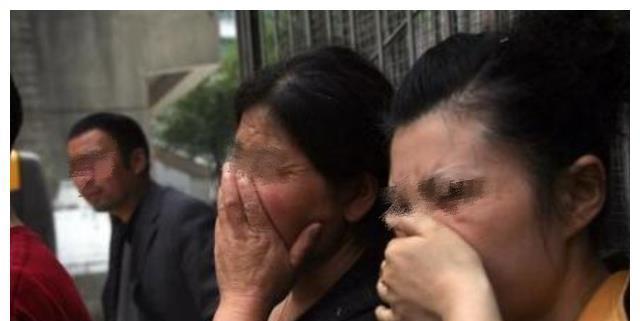 孕晚期|孕8个月坐公交出行,准妈妈起身“异味”扑鼻,一旁乘客不敢呼吸