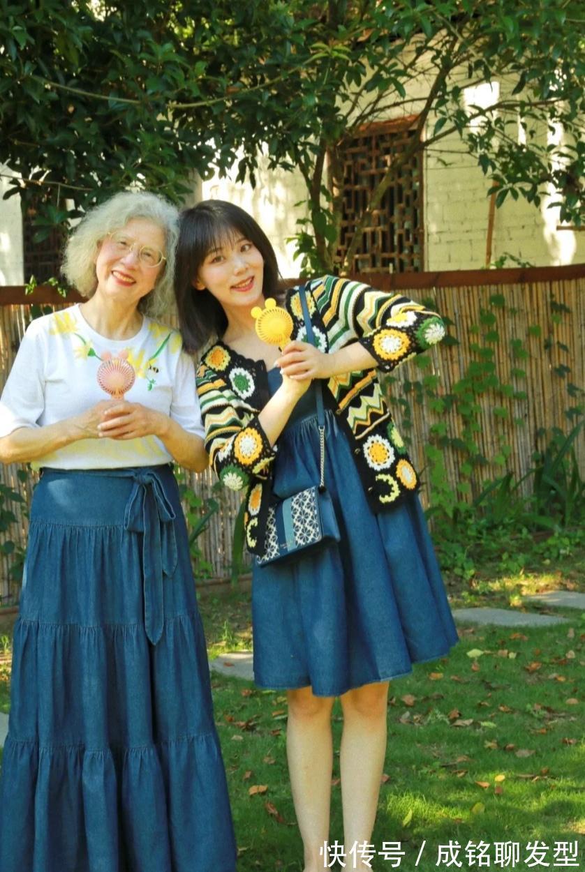 孙女|八十岁奶奶与孙女穿同款,花白头发也挡不住爱美心,时尚感不输阵