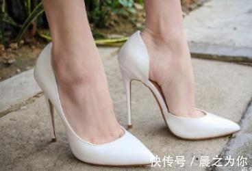 女人 细跟鞋看上去非常的高挑,展现女人曼妙身姿