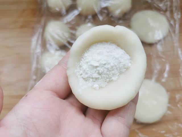 面粉中倒入开水搅一搅,做出来的糖糕个个空心鼓大泡,外酥里软