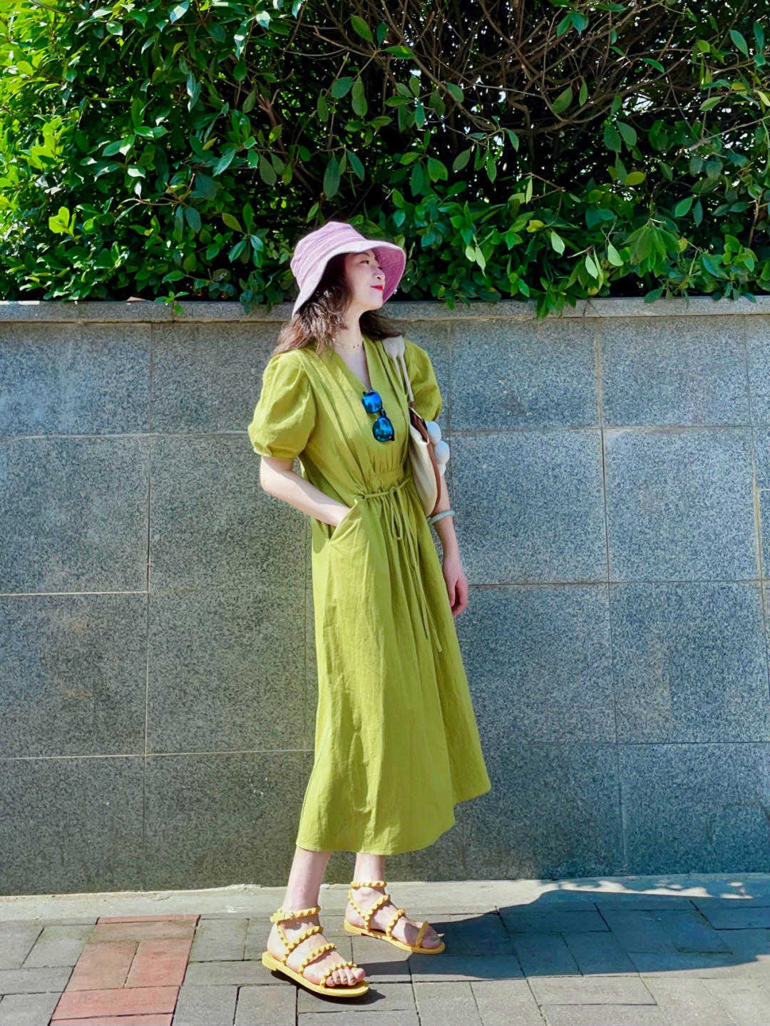 穿搭|夏季出游必备衣服单品,轻盈舒适的棉麻风,也能拍出时尚大片来