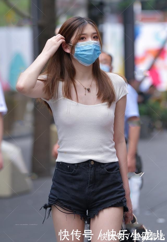 搭配|白色针织衫搭配黑色毛边裤，简约活泼，日常休闲