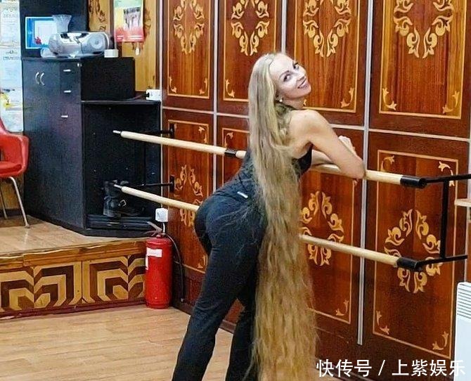 乌克兰女子头发两米多长,洗头要近一个小时