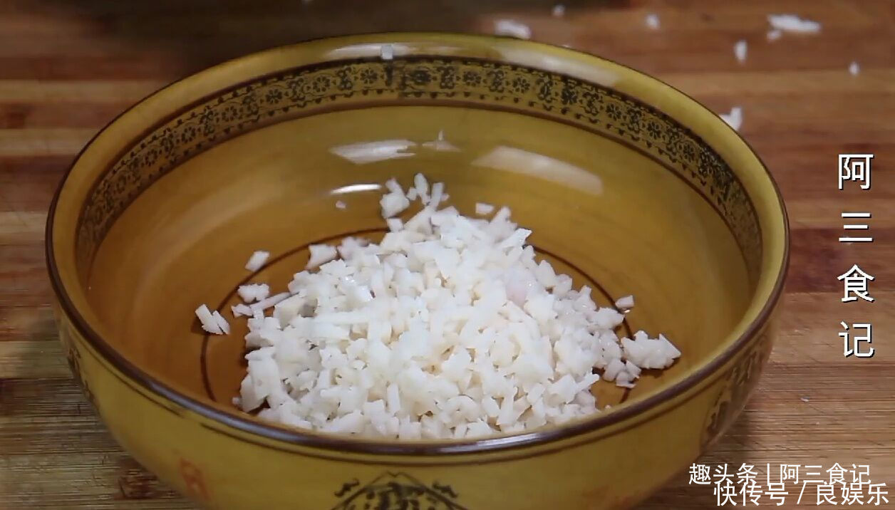 莲藕最好吃的做法,不炒不炖不凉拌,真是太香了,比吃肉还解馋