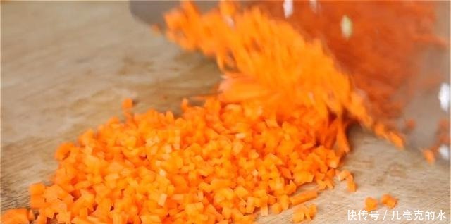 做法|白菜浑身都是宝,教你秘制做法,不炒不炖,鲜嫩多汁,营养丰富