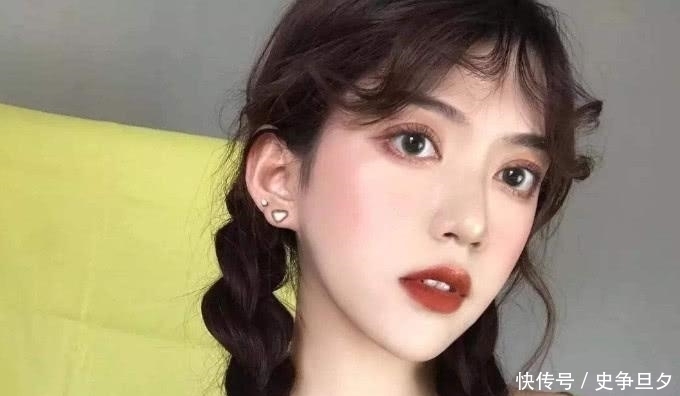 直男最喜欢女生这4个“部位”,长睫毛不算啥,第四点才最关键!